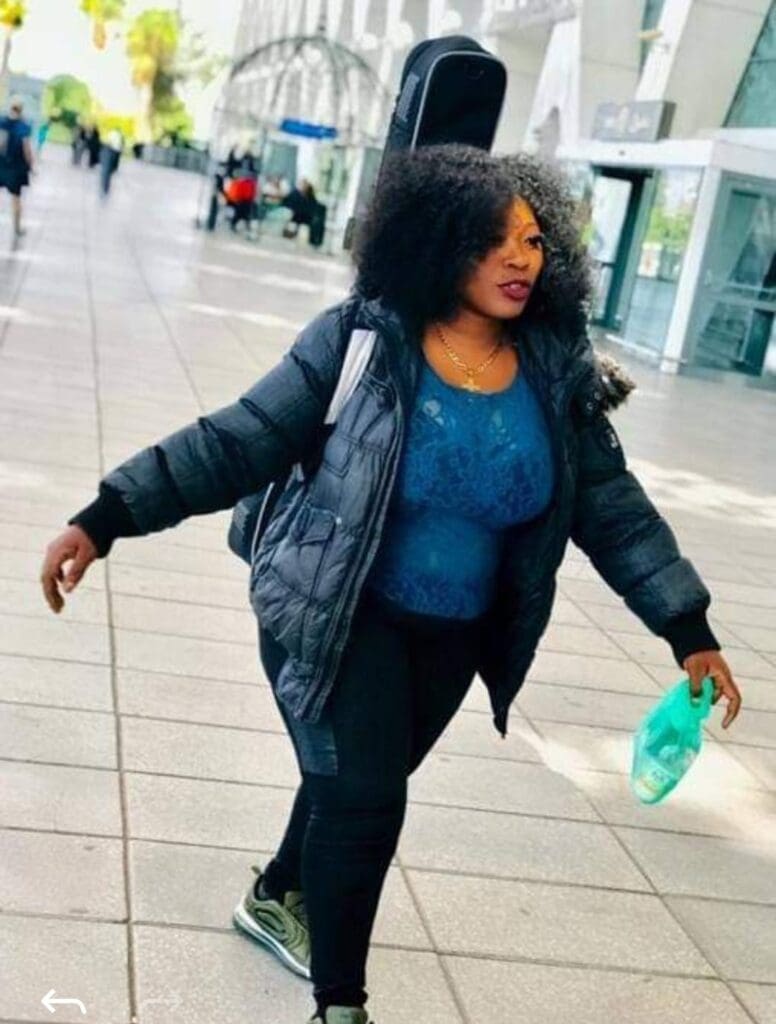 Véronique Nga Mveng Engola plus connue sous le nom de Vérushka est une artiste musicienne camerounaise. Révélée par Star de Demain