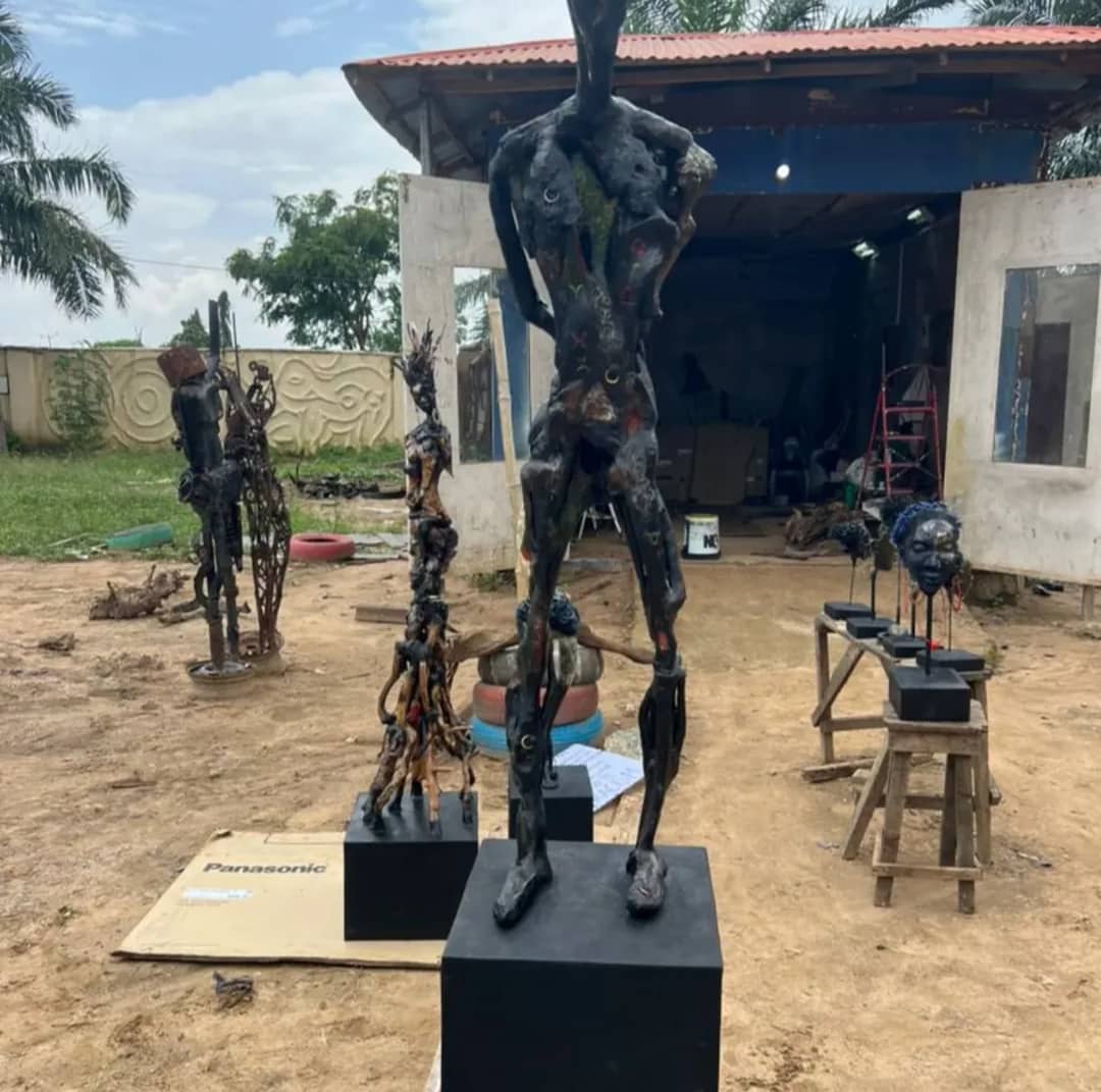 Emmanuel Ekokotu sculpteur nigérian