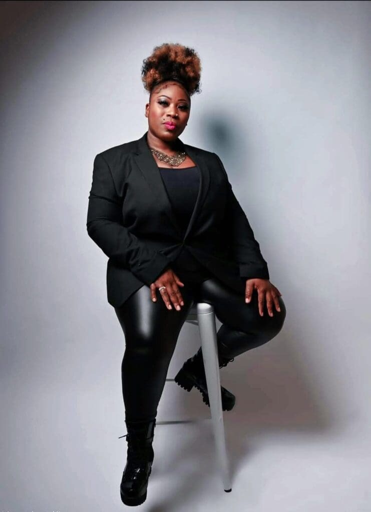 Finaliste de la 1ère édition de The Voice Afrique Francophone et demi-finaliste de The Voice France en 2020, la chanteuse camerounaise Vérushka s’est imposée comme l’une des voix les plus puissantes 