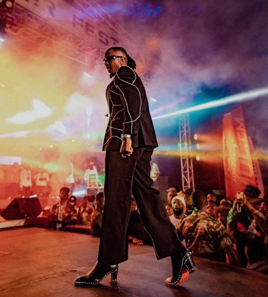 Stanley Enow fait le buzz avec ses talons Louboutin