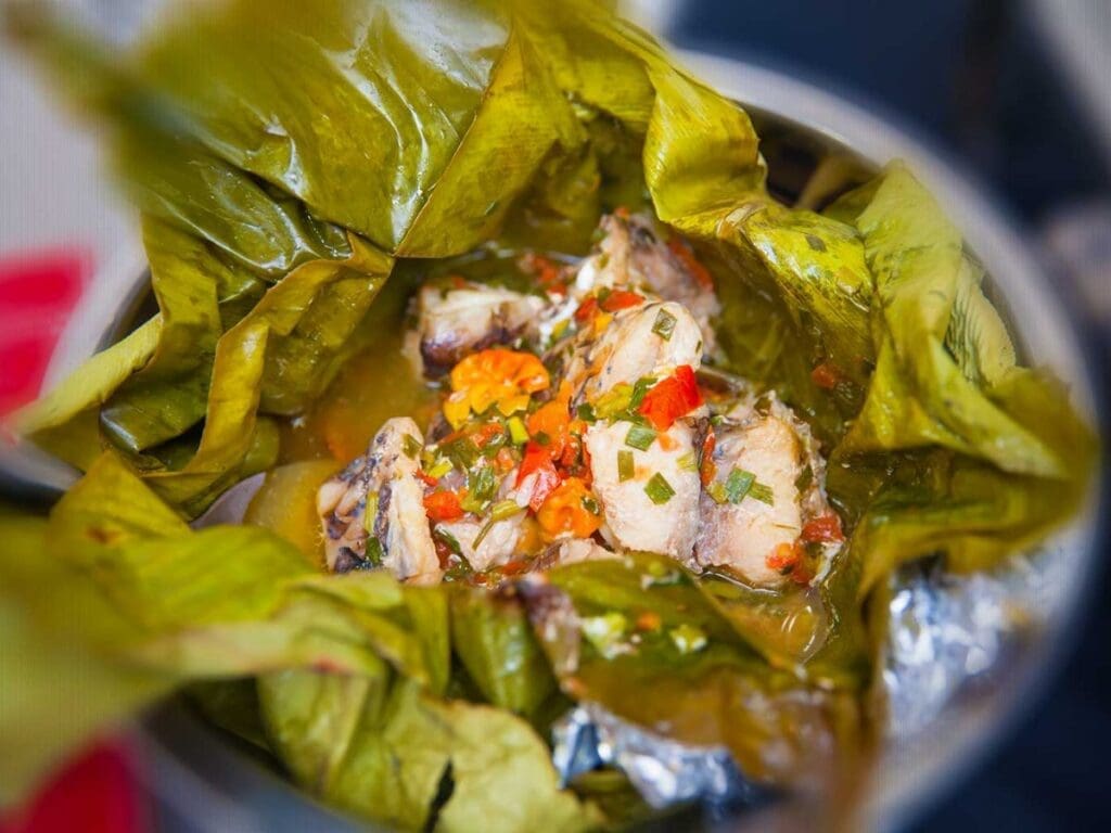 Symbole de la culture culinaire congolaise, le “liboke” intègre l’édition 2026 du Petit Larousse illustré. Ce plat traditionnel,