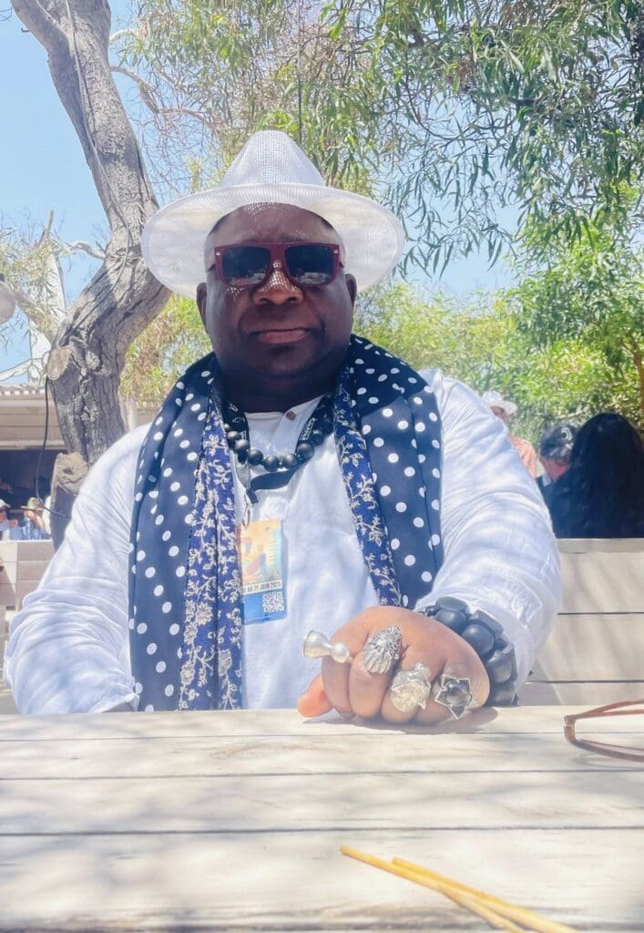 Peintre, sculpteur, photographe, performeur et bâtisseur de lieux culturels, Barthélémy Toguo compte parmi les artistes camerounais