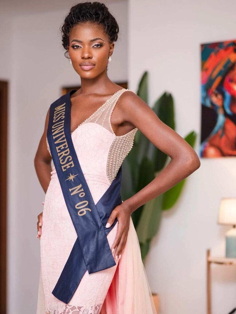 ’organisation Miss Universe RDCongo a annoncé, le 3 septembre 2025, la destitution immédiate de Déborah Djema, jusque-là 