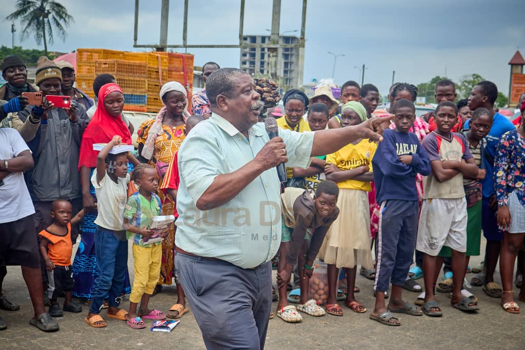 Directeur Djeutcheu en performance musicale lors de l’événement Back to School 2025 à Douala