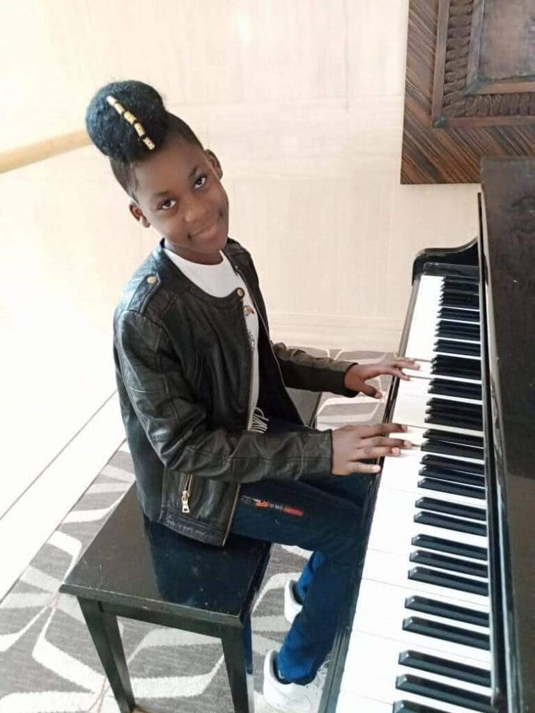 Elle est devenue en quelques minutes l’une des figures jeunes les plus commentées de la francophonie musicale. Miriam Ebah Obama, lauréate de la 