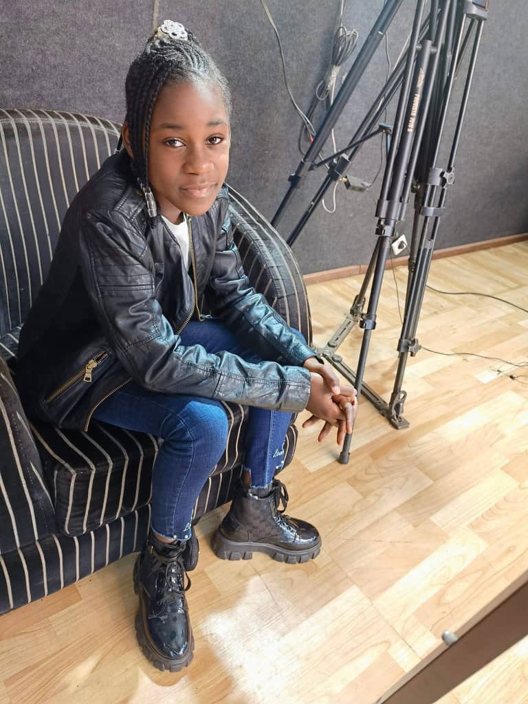 Miriam Obama, jeune star camerounaise de 12 ans, continue d’écrire son histoire sur la scène musicale internationale. Après avoir marqué 