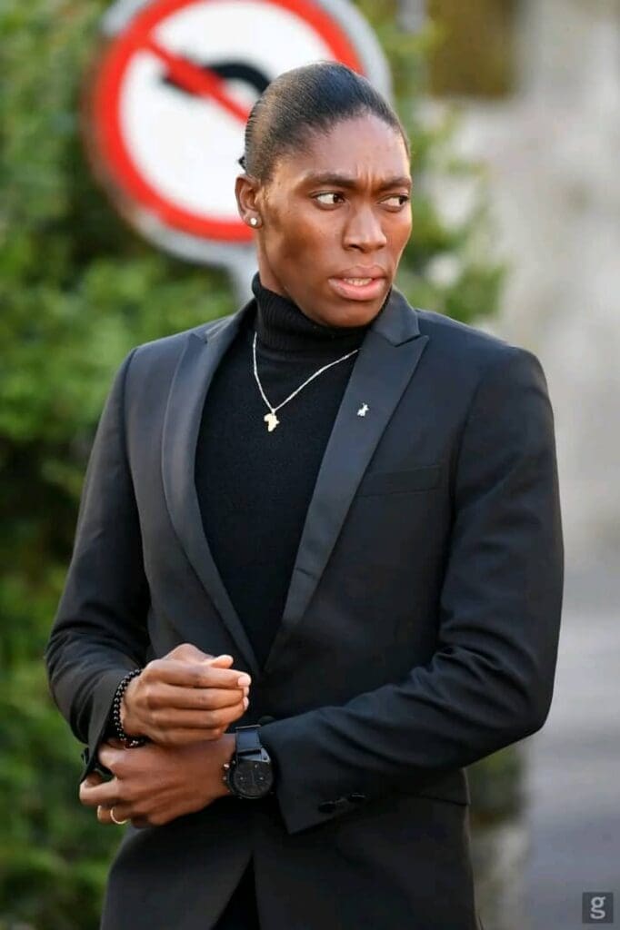 Après sept ans d’un combat judiciaire sans relâche, Caster Semenya baisse les armes. Écartée des pistes depuis 2018 pour avoir refusé un