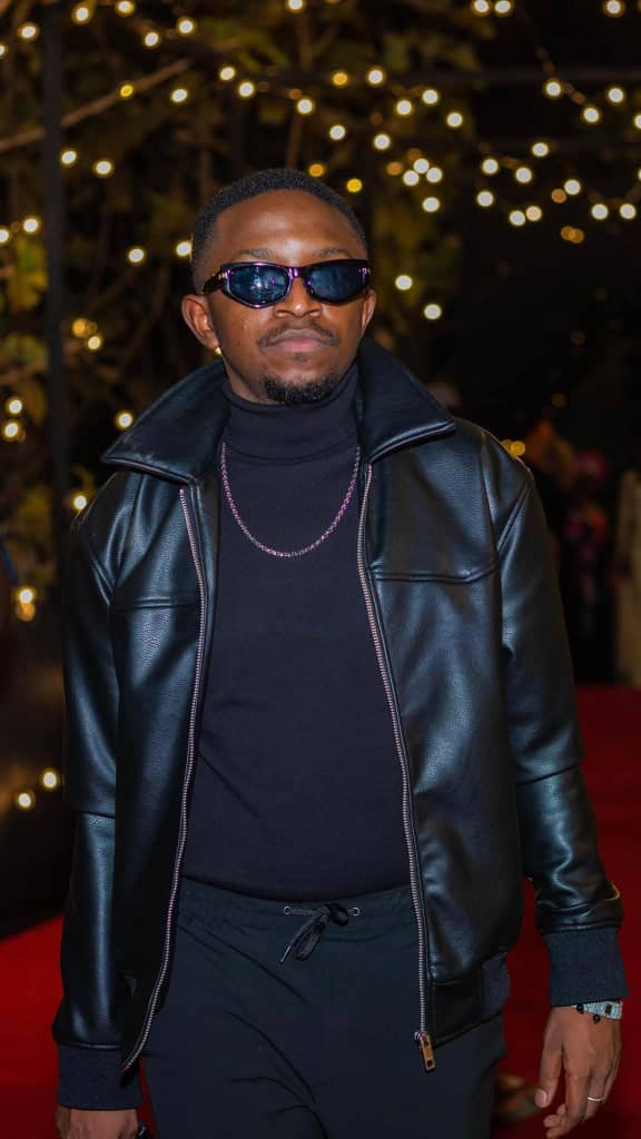 Kuekam Tenan Vaneck Borel, plus connu sous son nom de scène Bovann, est une personnalité camerounaise aux multiples casquettes: