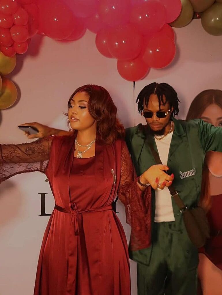 Samedi 18 octobre 2025, une vidéo bouleversante de l’actrice nigériane Regina Daniels a embrasé les réseaux sociaux. En pleurs,