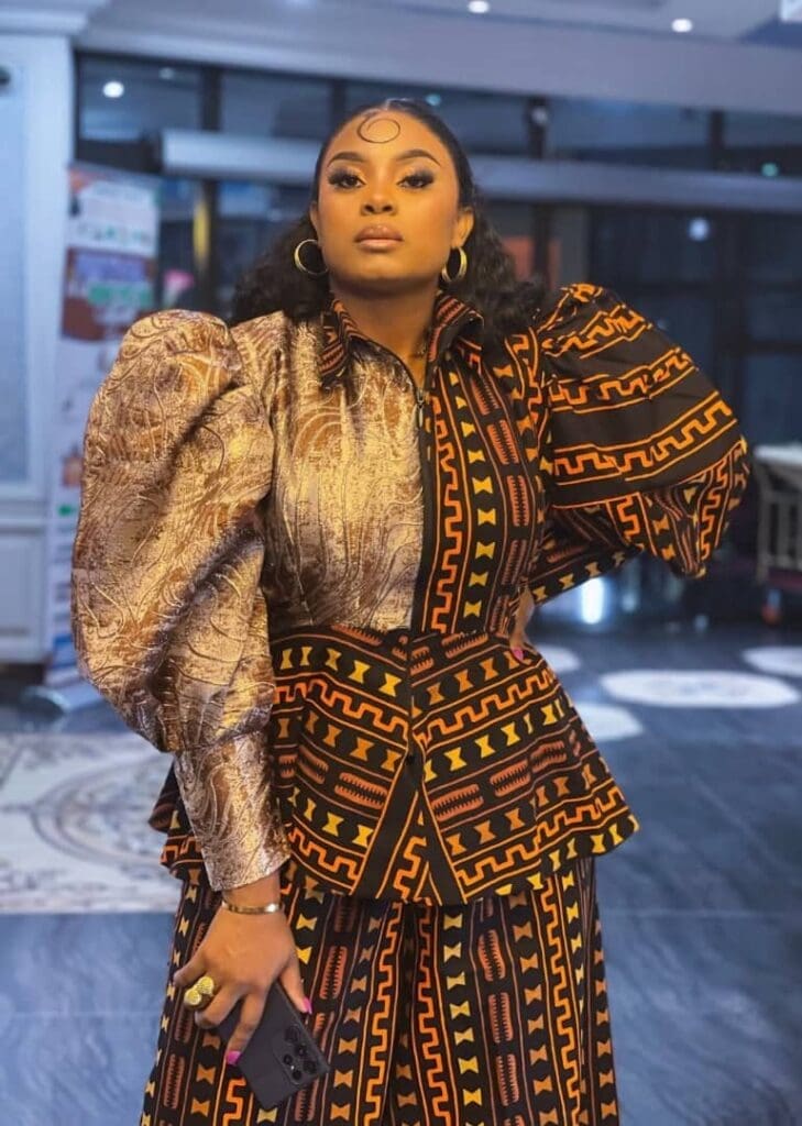 Sandra Nelly Kom, actrice et productrice de la série à succès « CICATRICES », sacrée meilleure série camerounaise aux Écrans Noirs