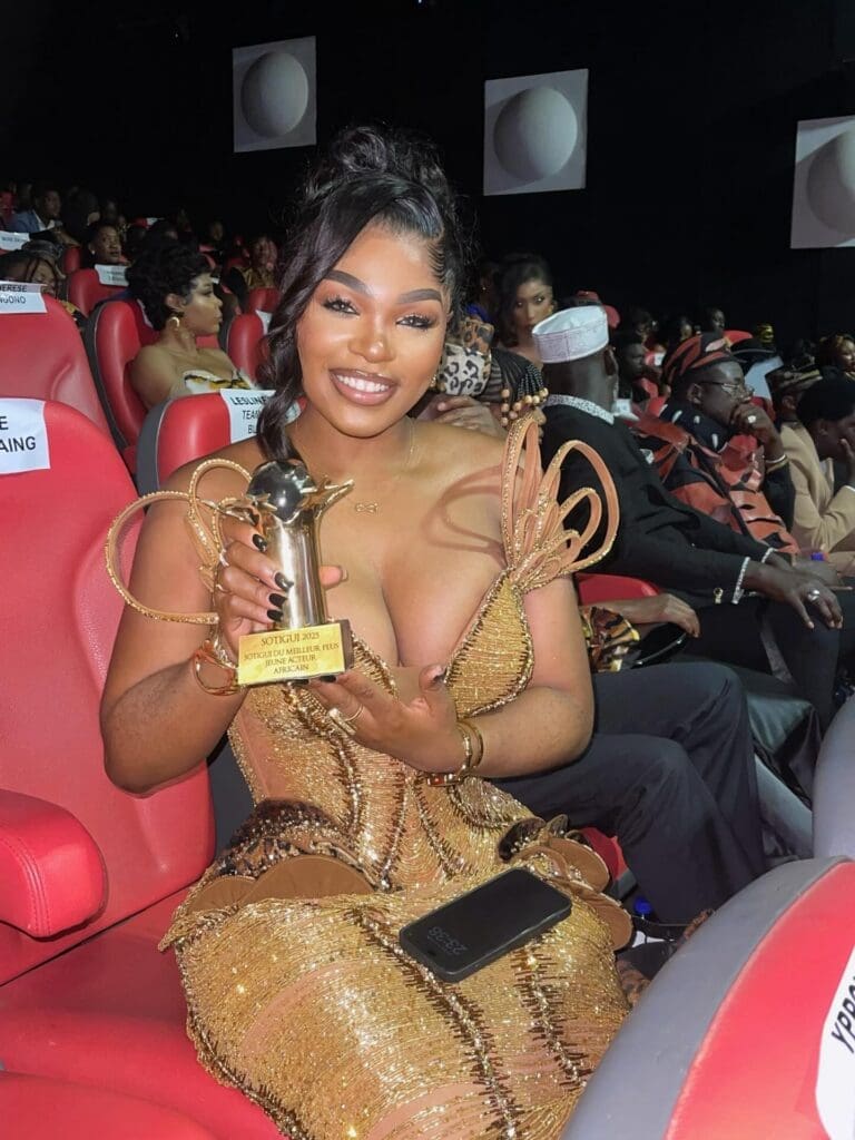 Rosine Nguemgaing, actrice et productrice camerounaise, est de retour au pays avec un trophée prestigieux. Elle a remporté le prix de 