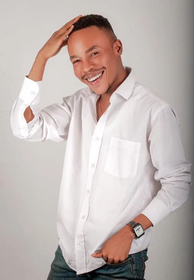 la rédaction de Laura Dave Média est allée à la rencontre de Djin Ayissi styliste modéliste, designer, créateur de mode et promoteur de la marque "Moan Yesus". L’artiste styliste 