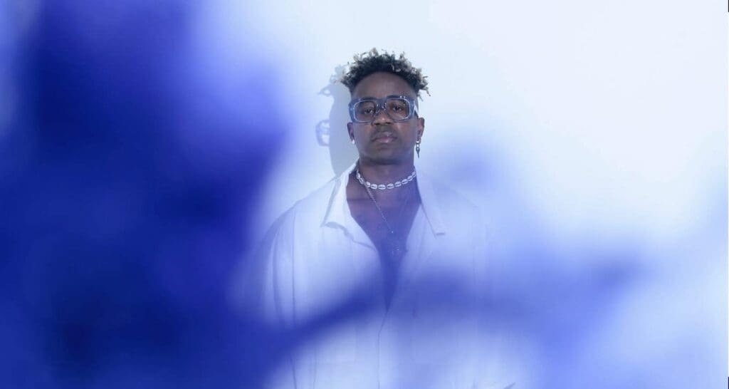 Ambassadeur de la musique camerounaise, Blick Bassy, né en 1974 à Yaoundé, au Cameroun, est un artiste complet. Il est chanteur, auteur 