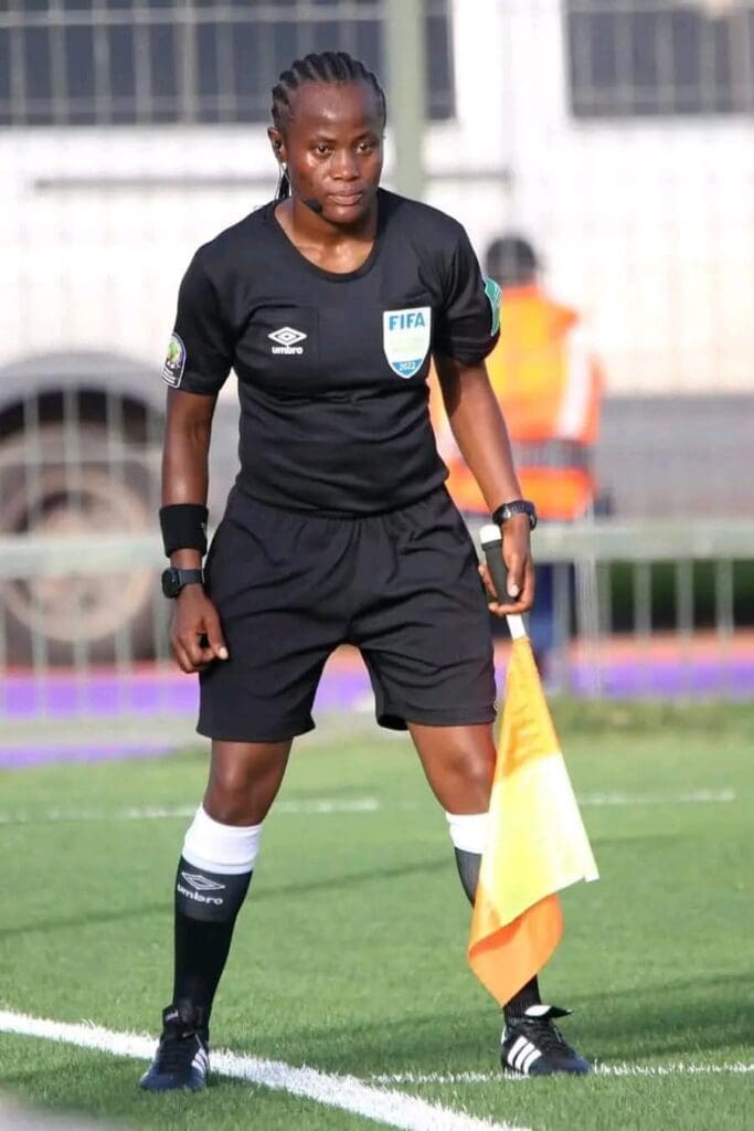 Aline Marie Noëlle Guimbang, arbitre centrale et Carine Atezambong, en poste VAR. Cette désignation met en lumière le parcours de ces 