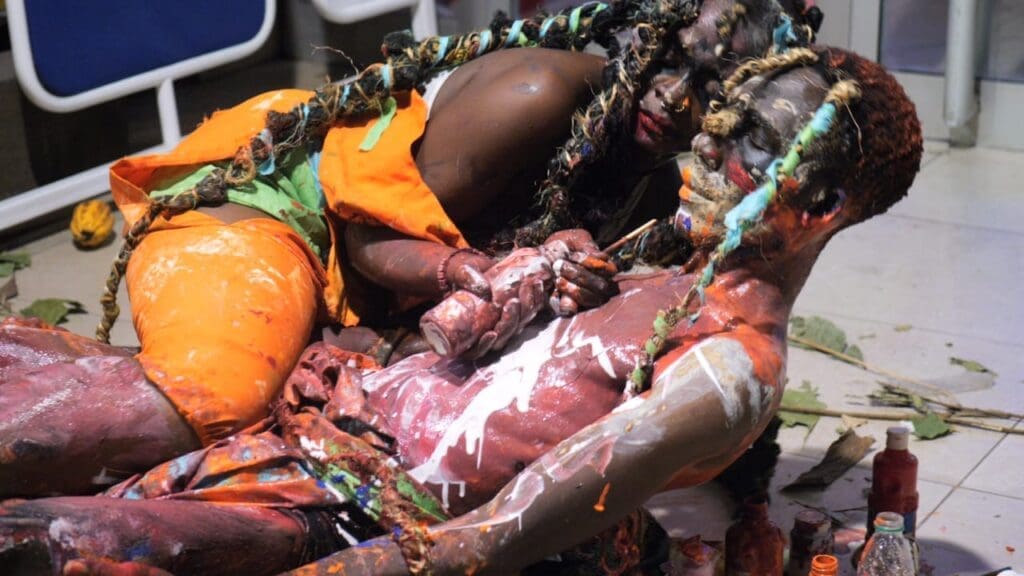 Sandrine Panga, connue sous le nom d’artiste Pang’Art et lauréate Cité 237, a présenté cette semaine à l’Institut français de Douala une performance intitulée « Revit ». Entre 