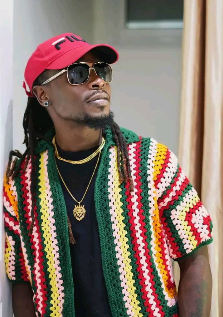 Le 25 décembre 2025, pendant que les maisons résonnent de rires, de casseroles en fête et de musiques de Noël, certains artistes camerounais vivent cette journée autrement. 