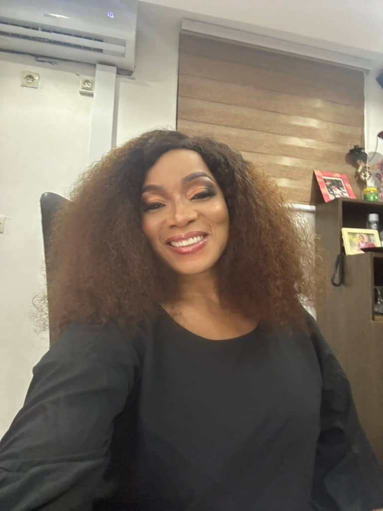 Loin des paillettes, leurs messages dévoilent une année 2025 éprouvante, marquée par des deuils et des doutes, mais affrontée avec détermination .