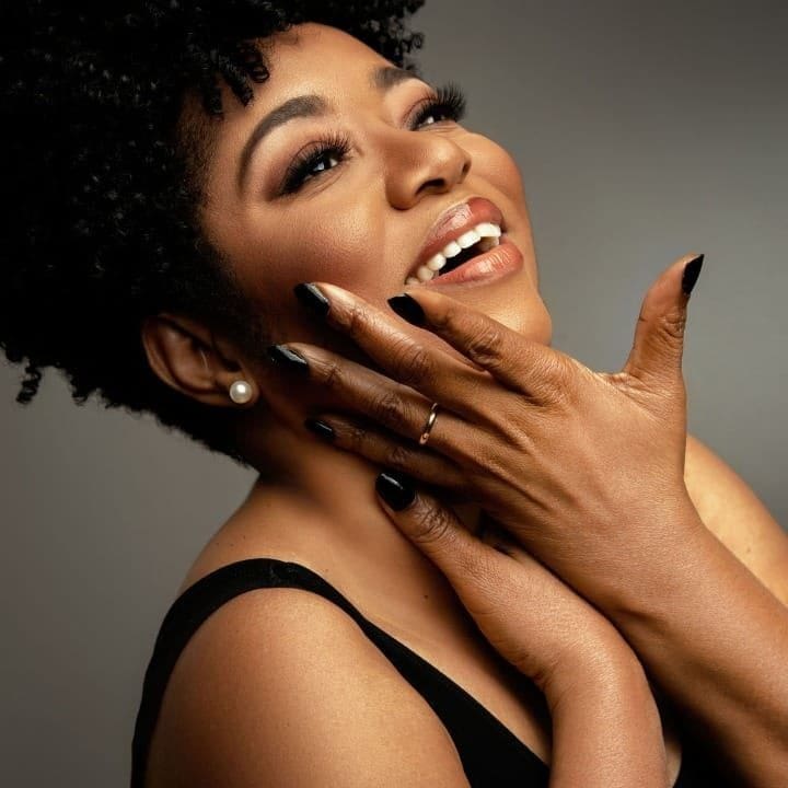 ’histoire de la musique camerounaise ne saurait être racontée sans les femmes. De la période post-indépendance à l’ère du streaming, 