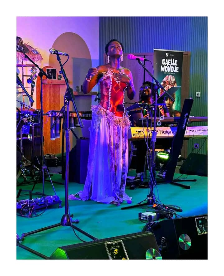 Sous les lumières feutrées de l’Onomo Hôtel de Douala, Gaëlle Wondjé n’a pas simplement donné un concert le 11 janvier 2026. Elle a ouvert 