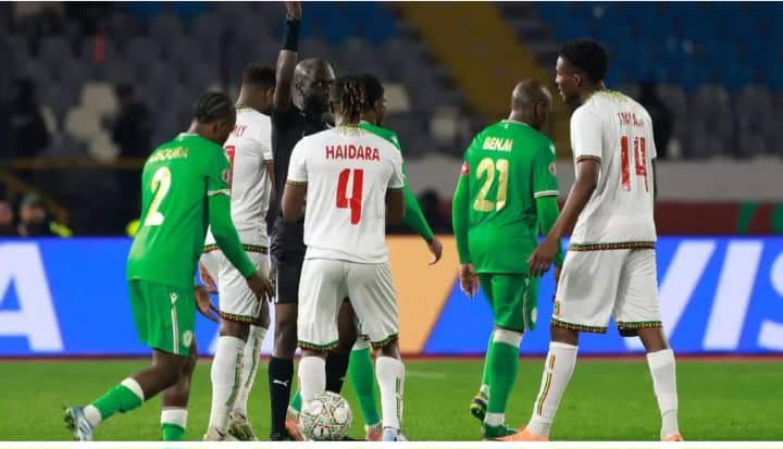 le chaos arbitral au cœur des polémiques, le sacre du Sénégal éclipsé