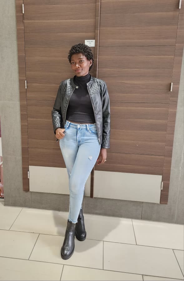 Elle a tout quitté pour un métier d’hommes, la cordonnerie : le pari assumé de Marthe Nyobe