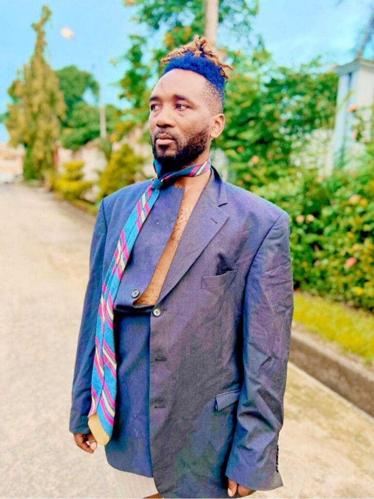 Papy le Jongleur révèle l’héritage de Jean Miché Kankan derrière sa veste et cravate