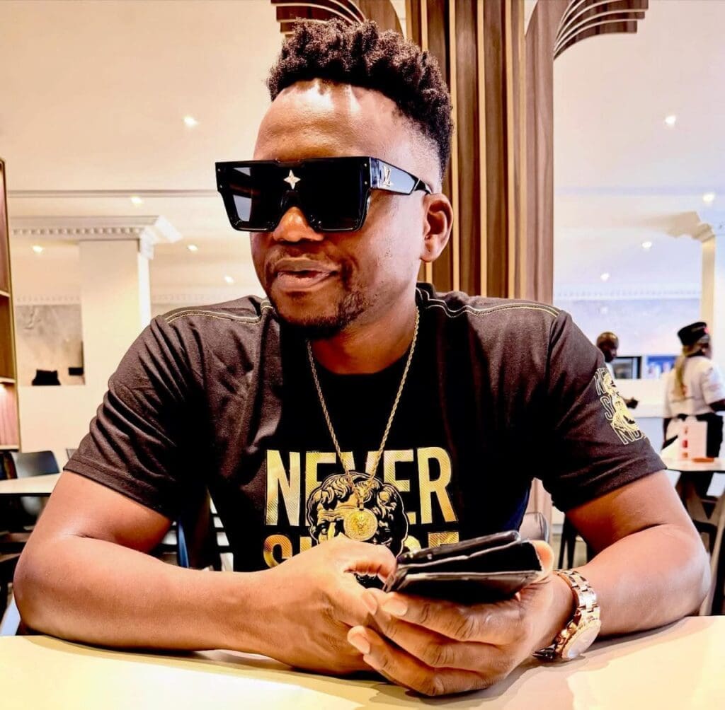 De son vrai nom Nde Ndifonka, Wax Dey est l'incarnation même du "slasheur" moderne. Artiste, producteur, activiste et désormais avocat, 