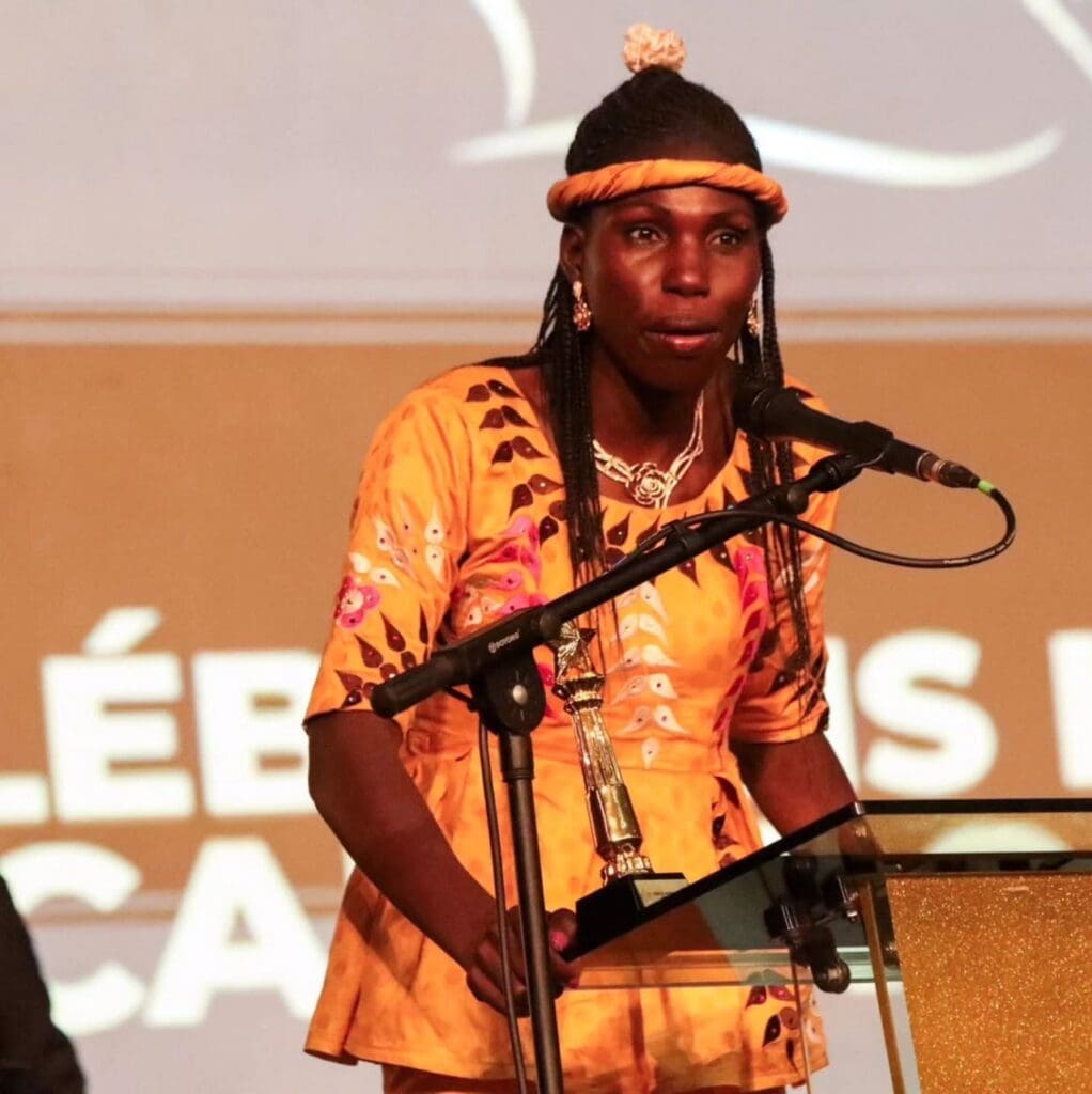 Arbitre assistante camerounaise, Adeline Djonreba a officié récemment un match officiel de football alors qu’elle est enceinte. 