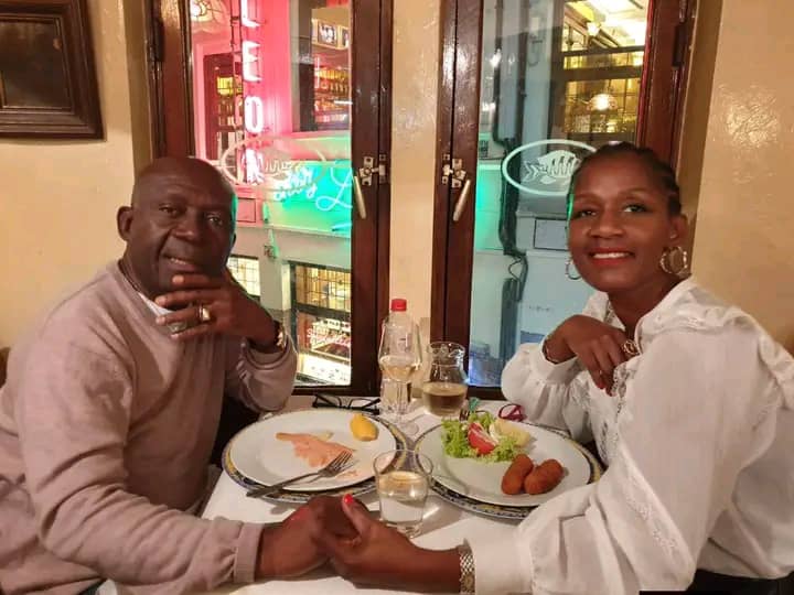 Le 09 février 2026, Sam Mbende célèbre ses noces d’opale. Vingt-et-une années de mariage, vécues dans la discrétion, la stabilité et 