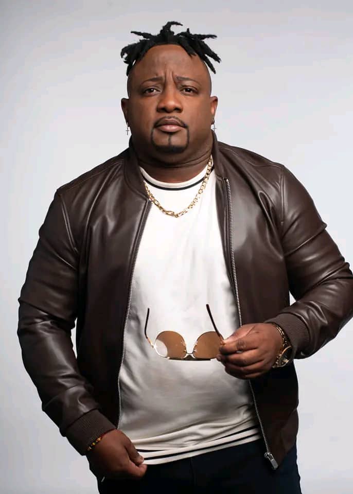 En pleine prestation, l’artiste camerounaise Tchakala VIP a retiré son sous-vêtement de couleur verte et l’a lancé dans la foule, provoquant stupeur, rires et indignation 