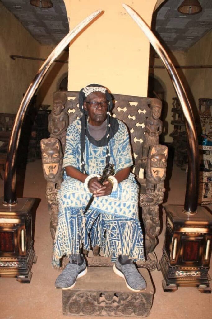 Et depuis 1953, Fo'o Sokoudjou incarne la continuité et la stabilité du royaume de Bamendjou, dans la région de l’Ouest Cameroun. Son parcours épouse 