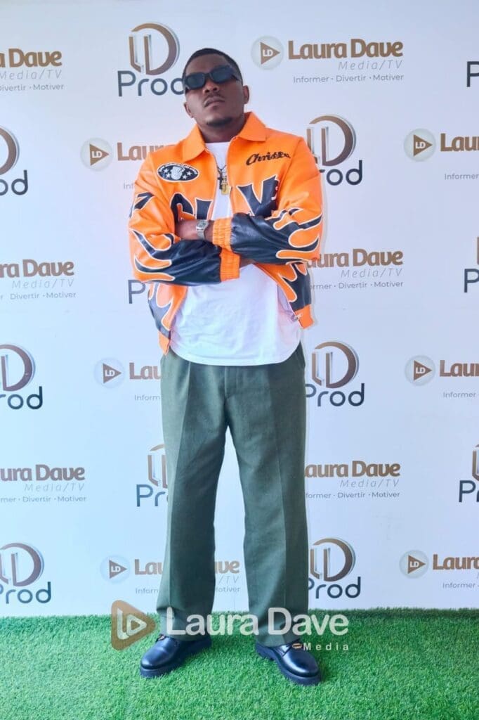 Sur le plateau de L'INVITÉ sur Laura Dave Média Tv, l'artiste camerounais de mbolé Le Roy Tsala, de son véritable nom Tsala Tsala Karmel Jobin 