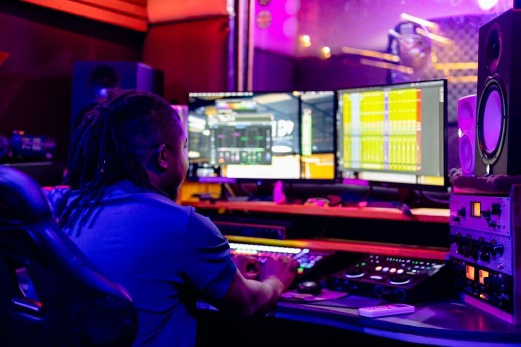 L’histoire de Fouematio Djimeli Boris, plus connu sous le nom de Ekié Bozeur, n’est pas celle d’un coup de chance, mais celle d’une constance implacable.