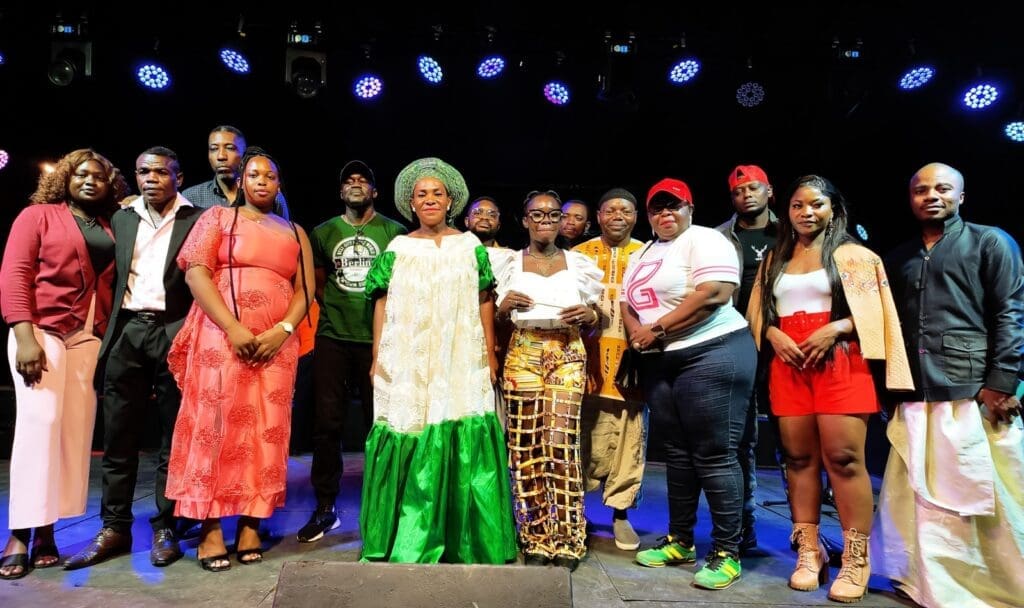 Au Cameroun et dans la diaspora, une nouvelle génération de femmes redéfinit la promotion culturelle. Productrices, entrepreneures, 