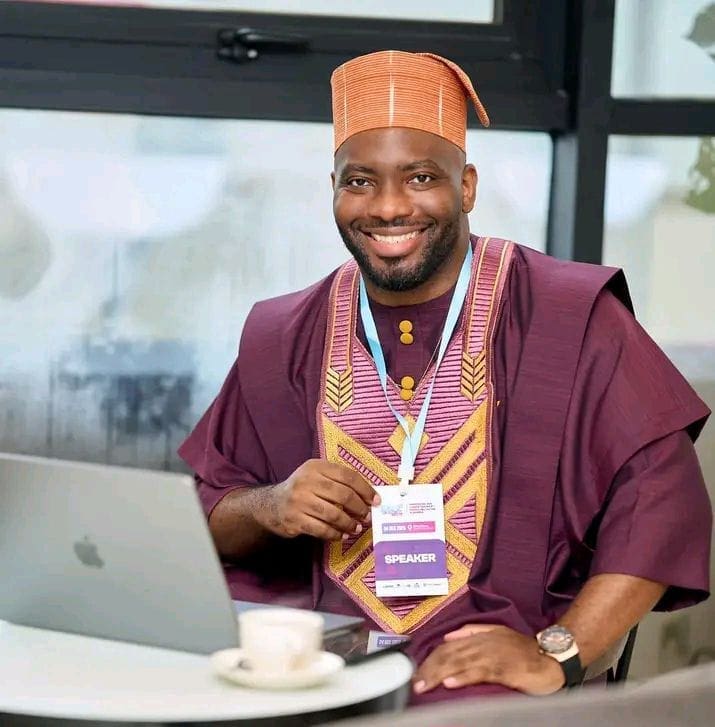 Le regard masculin au micro de Laura Dave Media sur la célébration de la journée internationale des droits des femmes malgré les féminicides