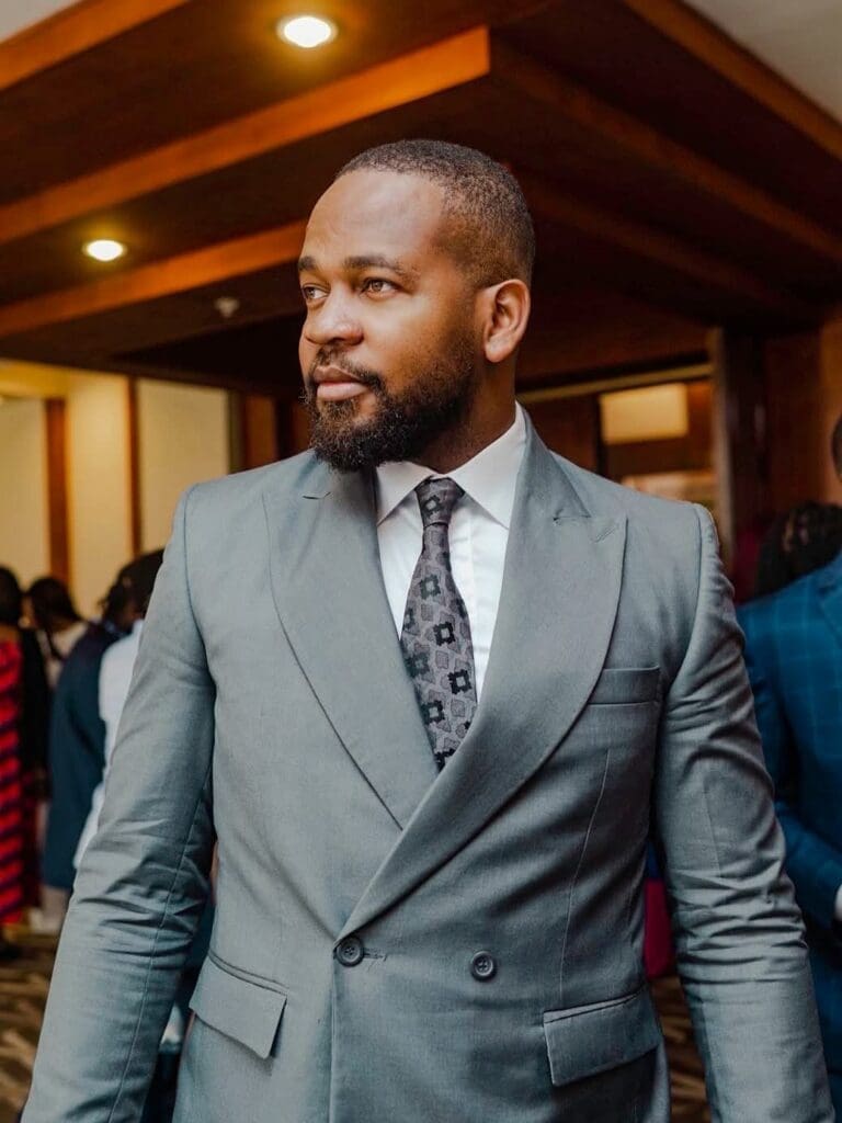 Dans l’industrie musicale camerounaise, les projecteurs sont souvent braqués sur les artistes. Pourtant, derrière chaque succès se cache un 