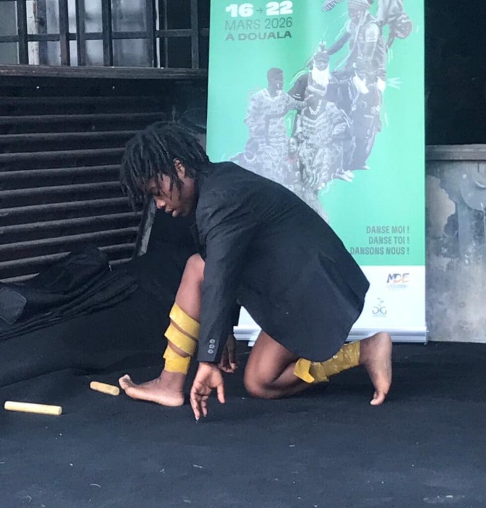  Au centre de l’attention, Larissa Ebong, artiste danseuse et performeuse originaire de la région de l’Est, a présenté son spectacle « Identité », un projet récompensé par le Prix 