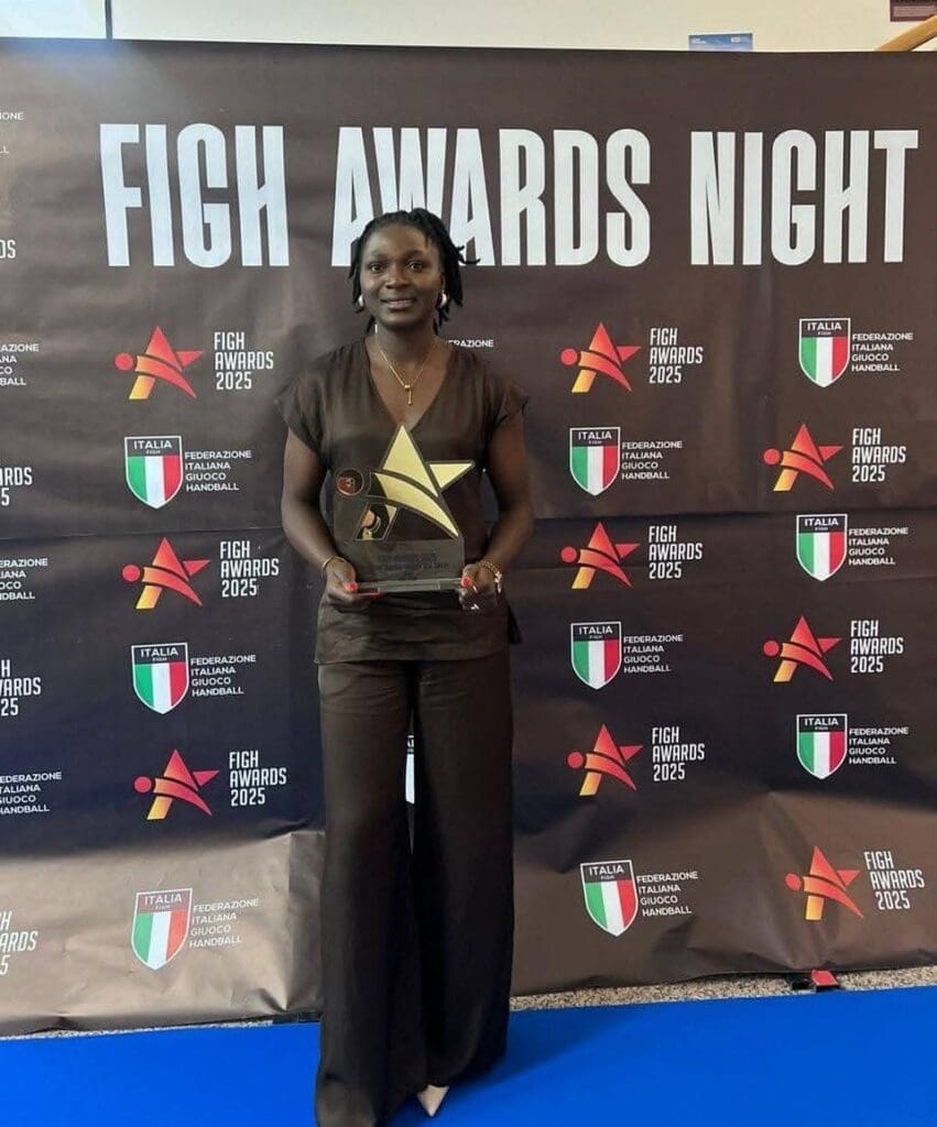 Laeticia Pétronie Ateba Engadi est une internationale handballeuse camerounaise évoluant au Leno Handball en Italie. Arrière gauche 