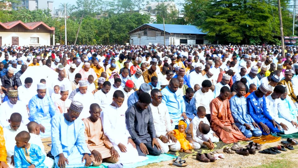 Douala en prière : des milliers de fidèles musulmans réunis pour célébrer la fin du Ramadan au Parcours Vita