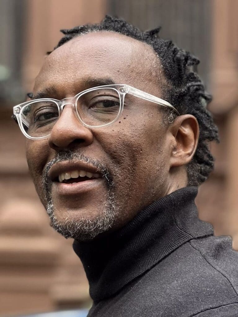 À l’occasion de ses 30 ans de carrière, célébrés en 2026, Gino Sitson revient sur un parcours artistique singulier, entre le Cameroun, l’Europe et les Amériques.