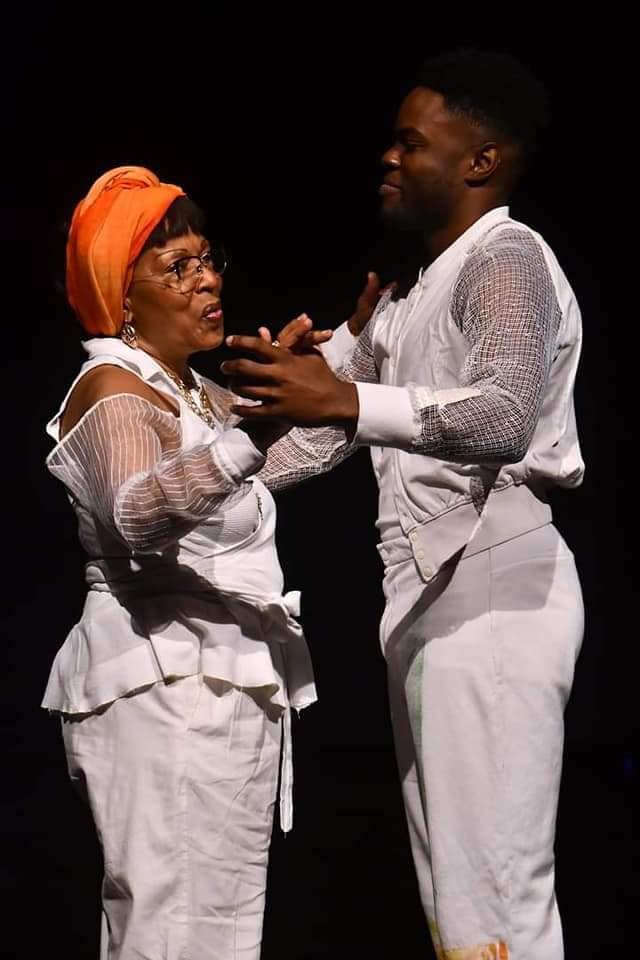 De ses premiers pas guidés par sa grand-mère à son statut d’acteur incontournable de la danse camerounaise, Mario Poundé s’impose aujourd’hui 