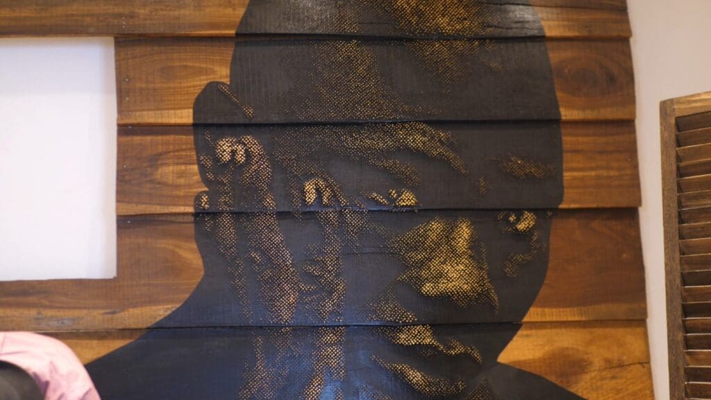 À Galerie MAM, l’exposition « Danser l’histoire » présente, depuis le 27 mars 2026, des archives inédites du photographe Adama Sylla, retraçant la naissance de l’Ensemble National du Cameroun