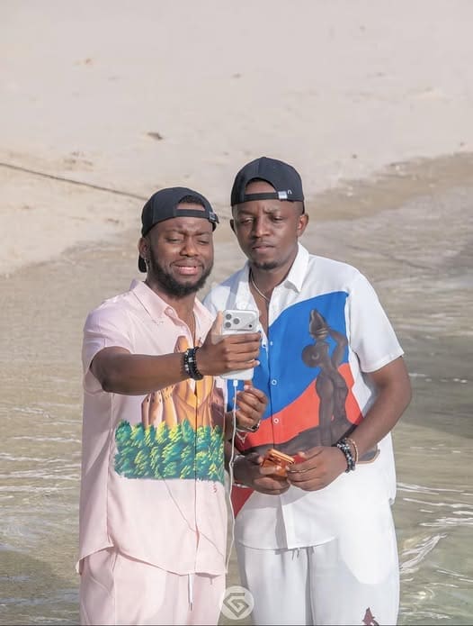 Dans le paysage du showbiz africain, certaines collaborations dépassent largement le cadre du travail. Derrière les contenus viraux