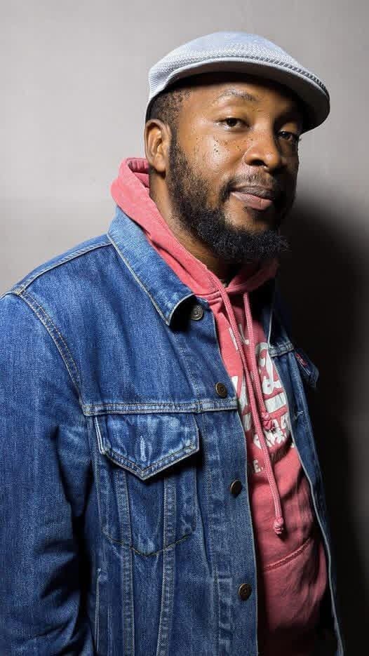 Le documentariste, rappeur et poète Eric Akam a récemment dévoilé sur sa page Facebook un projet ambitieux et profondément humain : « Des murs et des libres ».