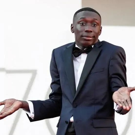 Depuis quelques jours, le nom de Khaby Lame est au cœur d’un nouveau tourbillon médiatique. Sur les réseaux sociaux, des publications virales évoquent 