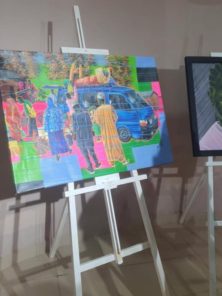 Présentée le 21 avril 2026 à l’Alliance Française de Garoua – annexe de Maroua, l’exposition « Sur nos routes » de Adoum Oumarou propose une lecture sensible des déplacements