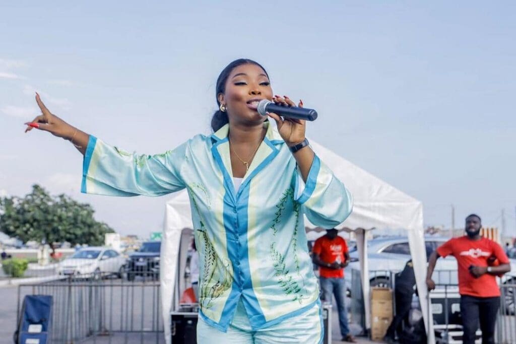 l’artiste ivoirienne Roseline Layo est revenue sur son parcours, son évolution et sa perception des critiques. Entre reconnaissance 