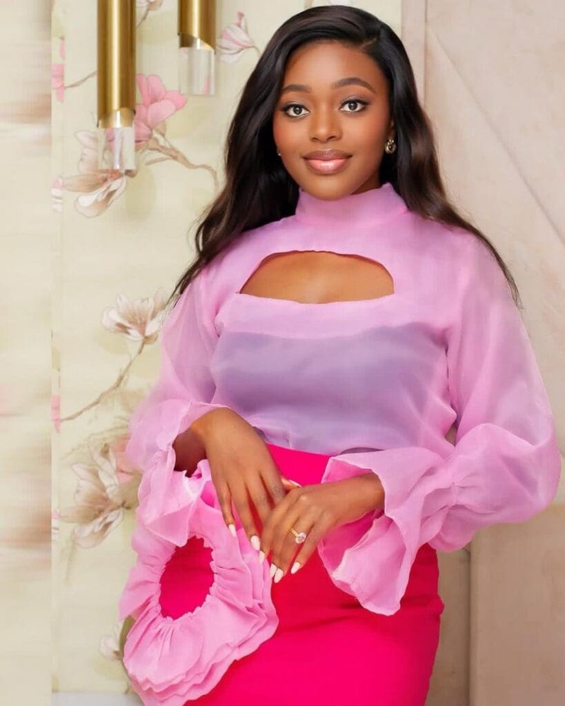 Actrice Nollywood d’origine camerounaise, Okawa Shaznay s’est imposée comme une figure incontournable de l’industrie cinématographique nigériane. 