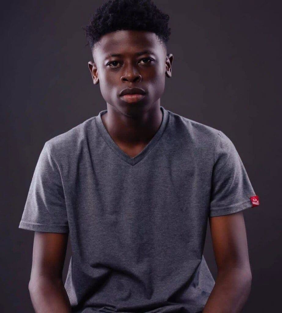 Depuis le 30 avril 2026, le showbiz ivoirien est secoué par un affrontement médiatique entre Dj Kedjevara et MC One. L’ancien duo mentor–