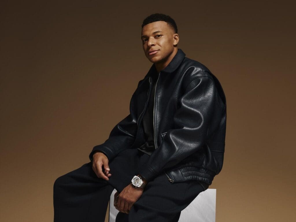 Kylian Mbappé, superstar du football mondial et véritable symbole de style, s’est prêté au jeu d’une interview autour de la mode, de l’élégance